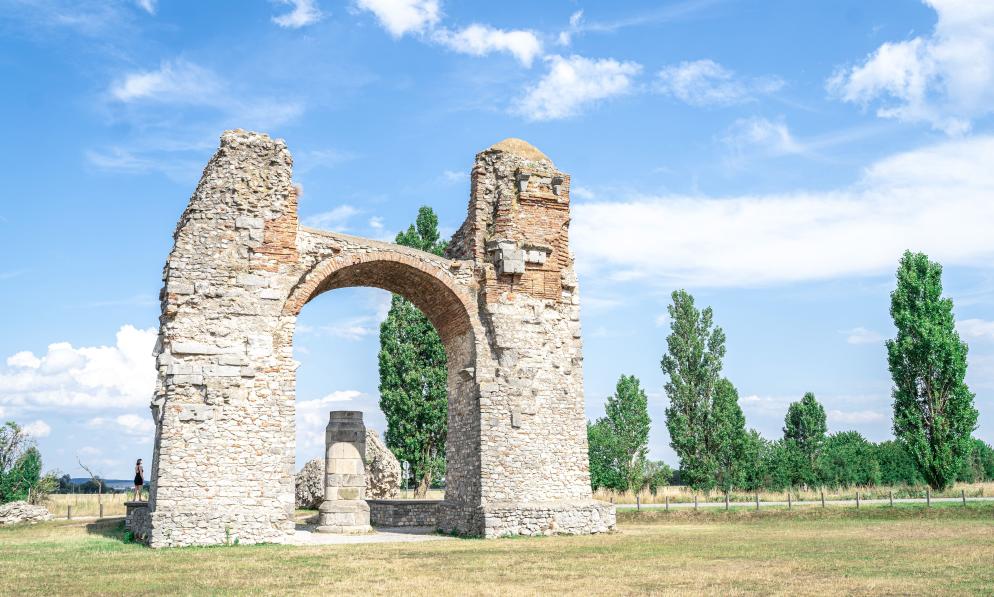 La Heidentor, simbolo della regione di Carnuntum e parte più famosa del Limes austriaco del Danubio (patrimonio mondiale dell'UNESCO) - Römerstadt Carnuntum/OeAW