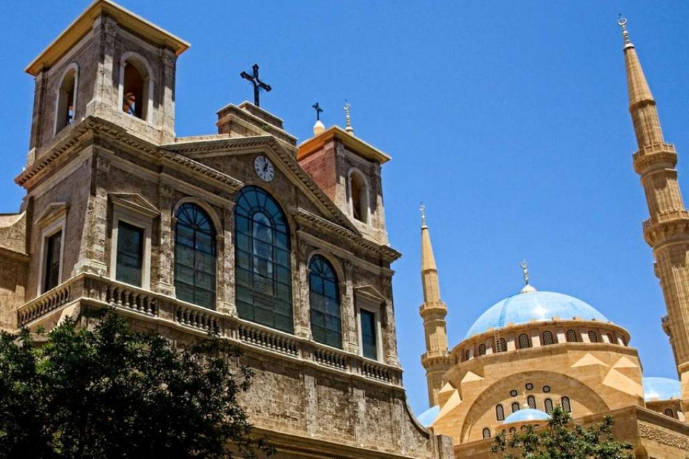 La Cattedrale maronita di San Giorgio a Beirut con la vicina moschea - .