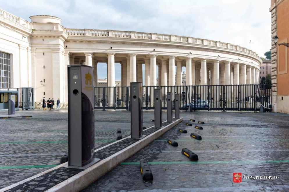 Le colonnine per la ricarica delle auto elettriche all'interno del Vaticano - Governatorato Vaticano