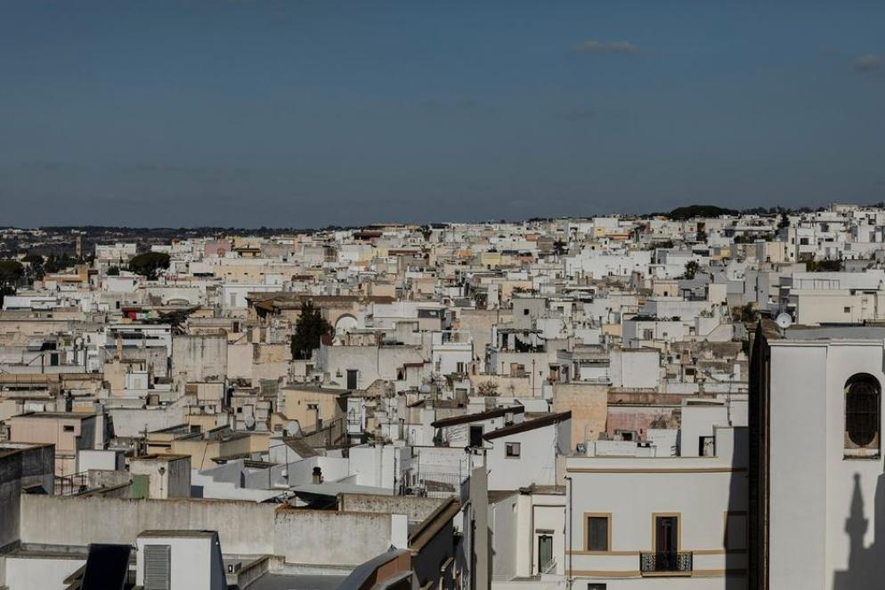 Una vista dall’alto di Matino (Lecce) con le sue caratteristiche case bianche - © Ufficio stampa Yeast Photo Festival