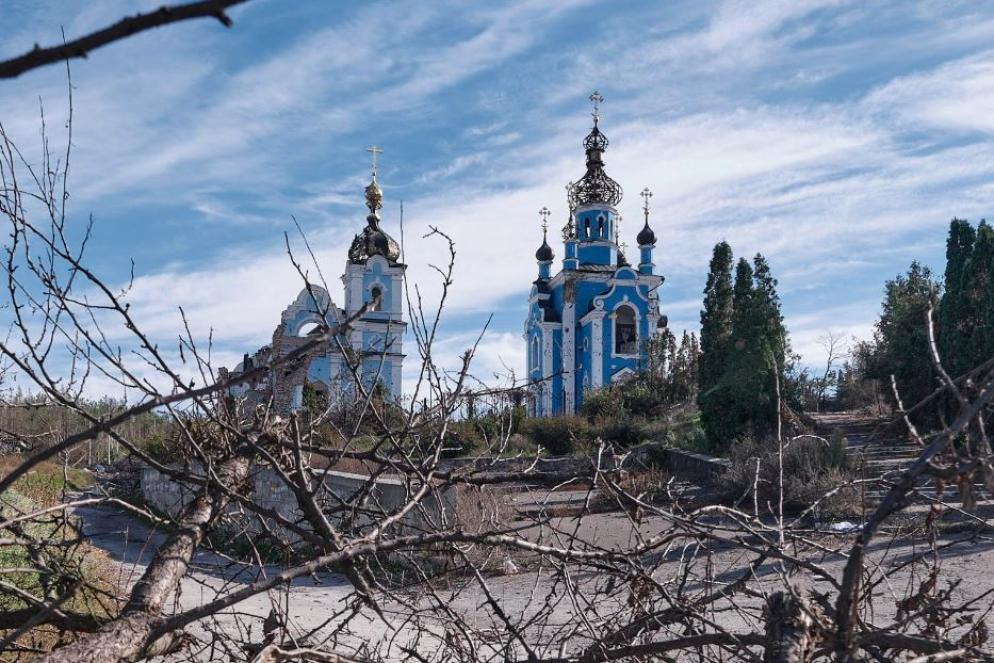 Una chiesa bombardata nella regione di Donetsk in Ucraina - Ansa