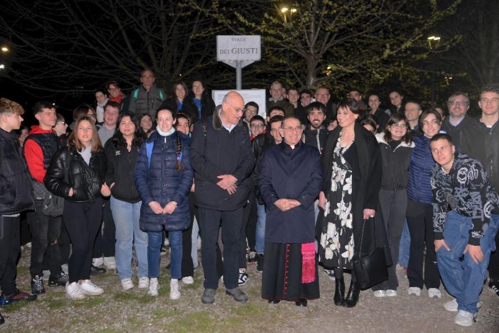Milano: foto di gruppo per i partecipanti alla visita al Giardino dei Giusti. Al centro: il presidente di Gariwo, Gabriele Nissim, l’arcivescovo Delpini e Elena Buscemi, presidente del Consiglio comunale di Milano - Fotogramma