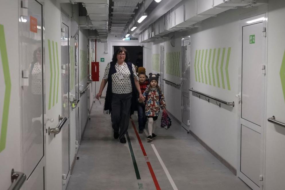 Aperta a Kharkiv la prima scuola interamente sotterranea: lezioni nel sottosuolo per proteggere le classi dai missili russi e far tornare i ragazzi in aula - Reuters