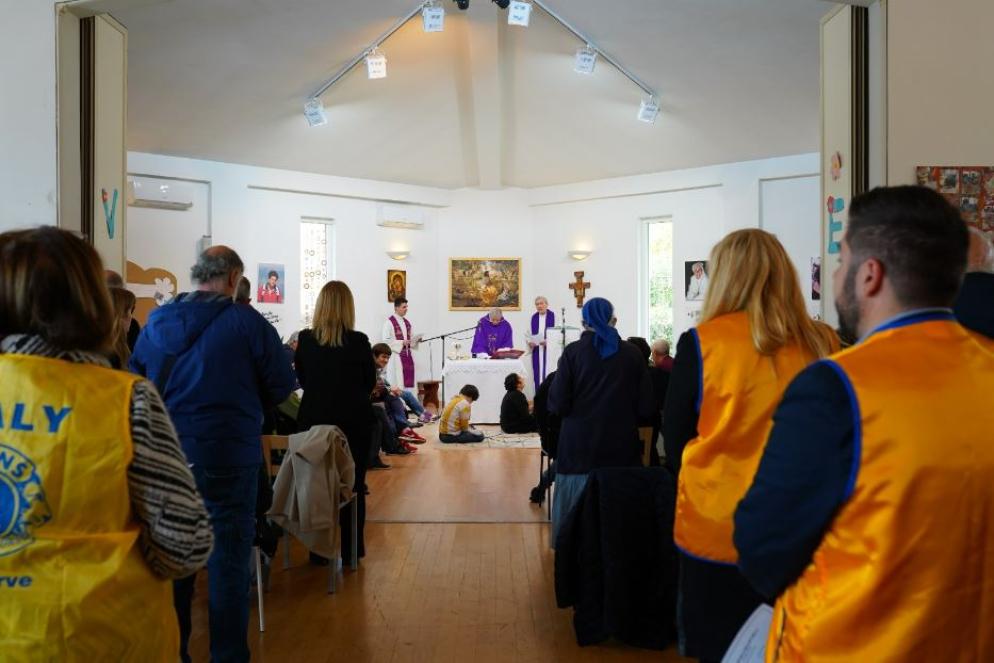 Volontari e disabili del "Chicco" durante la Messa celebrata da don Luigi Ciotti - .