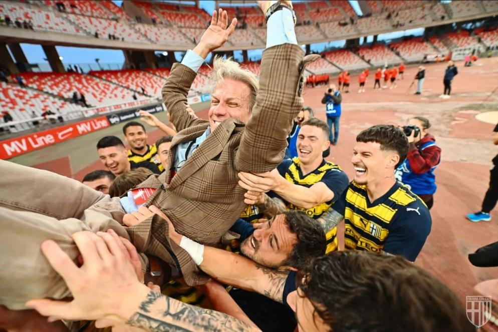 Il presidente del parma, Kyle Krause, portato in trionfo - Parma Calcio 1913