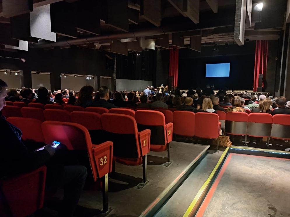 Centinaia di posti vuoti, soprattutto in galleria ma anche in platea, al Teatro Colosseo di Torino per lo spettacolo di Grillo
