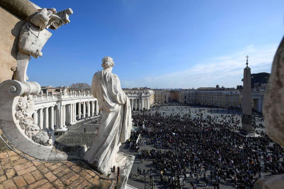 Fedeli in Piazza San Pietro per l'Angelus - Vatican media