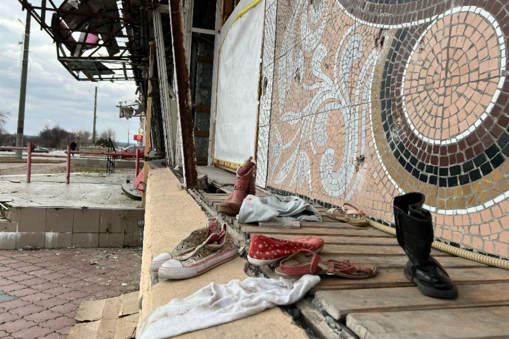 La distruzione nel centro di Izyum dove è stata scoperta la più grande fossa comune - Gambassi