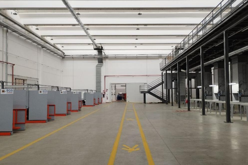 Rho (Milano): il "Textile Hub" ha una superficie di 12.000 metri quadrati, 5.000 dei quali coperti, dedicati alle fasi di selezione e igienizzazione - foto Vesti Solidale