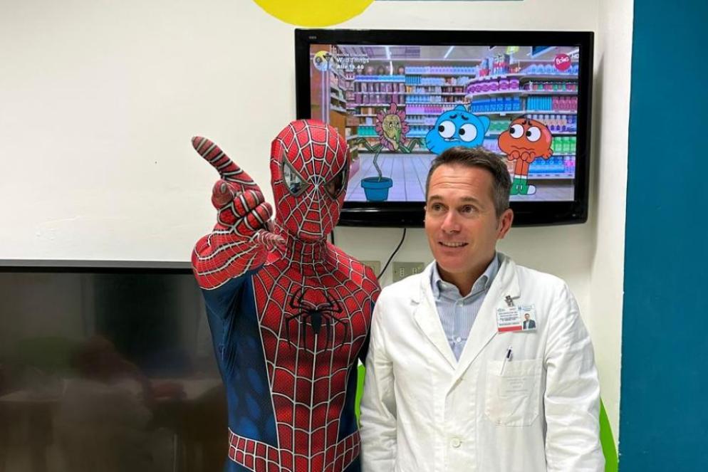 Il dottor Pizzi con l'Uomo Ragno, impersonato da un volontario attivo nei reparti pediatrici degli ospedali