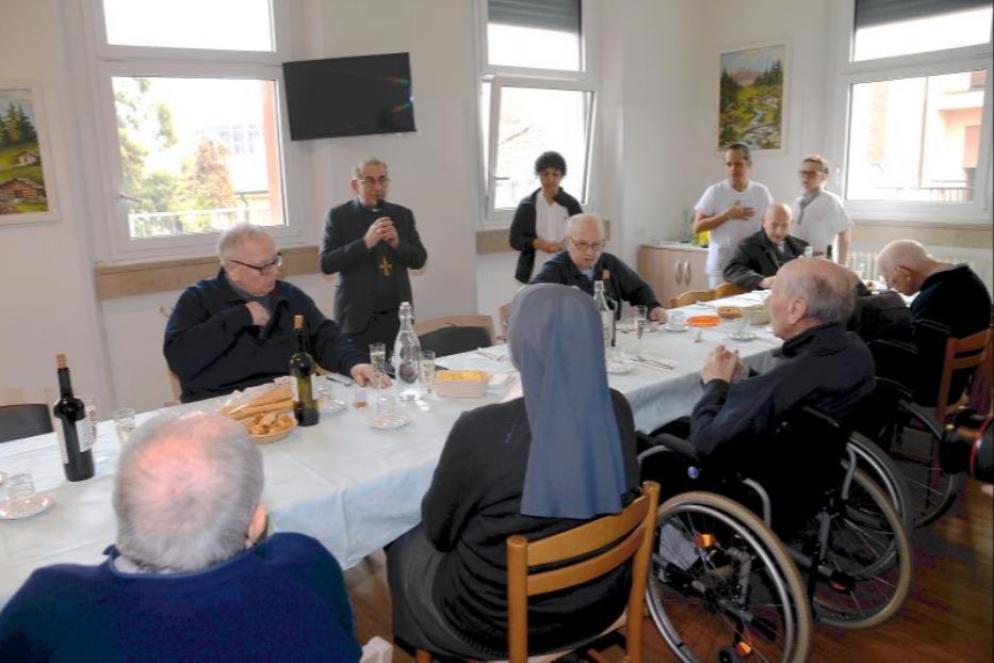 Il pranzo nella casa per sacerdoti anziani, appena inaugurata - Fotogramma