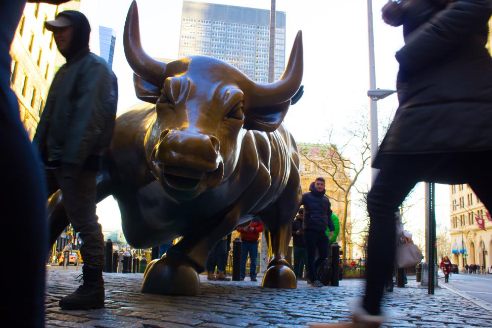 La statua del toro che campeggia davanti a Wall Street