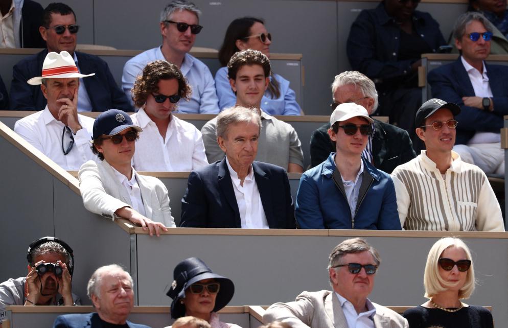 Bernard Arnault, in completo scuro e camicia bianca, guarda la finale del Roland Garros 2024 - Reuters