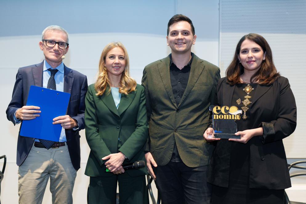 Il vicedirettore di Avvenire Marco Ferrando e Ludovica Busnach di Inaz premiano la startup W3DS, che è riuscita a produrre un tipo di cemento ecosostenibile attraverso i gusci delle cozze