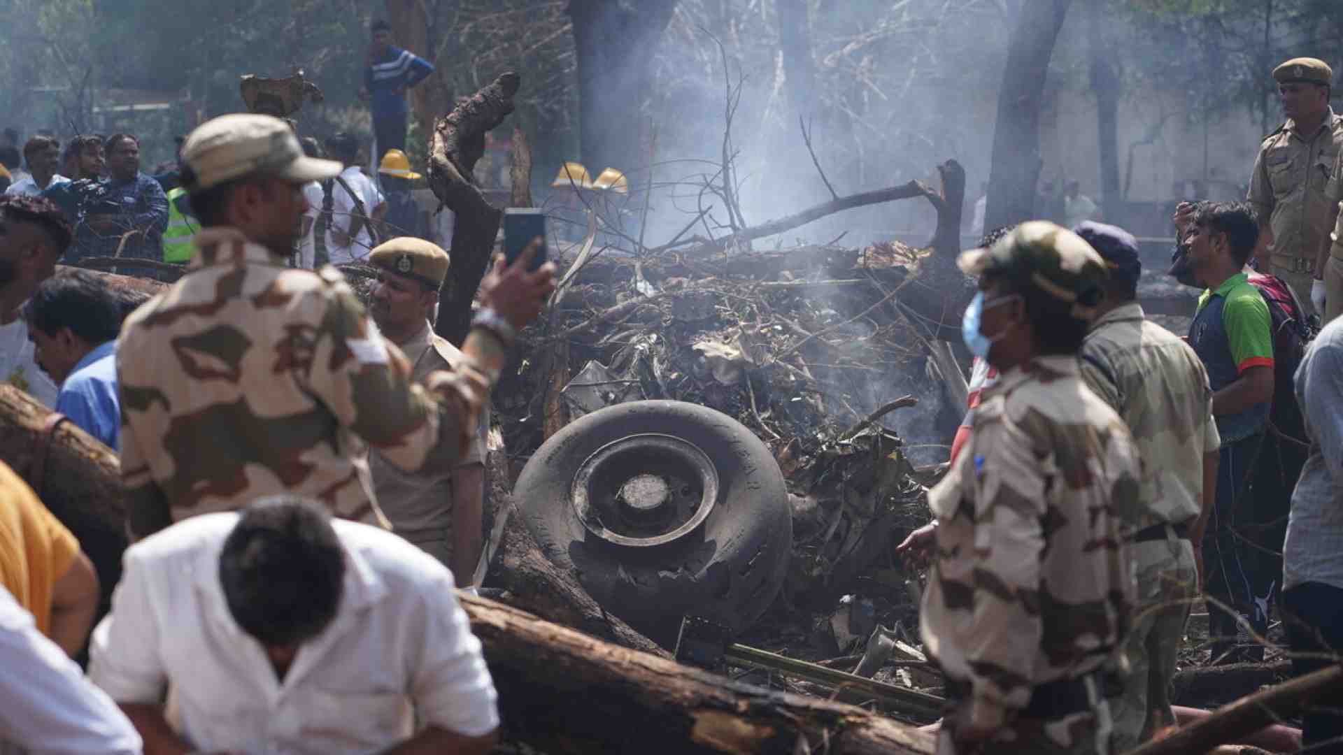 Un aereo di linea si schianta dopo il decollo in India. Almeno 200 morti