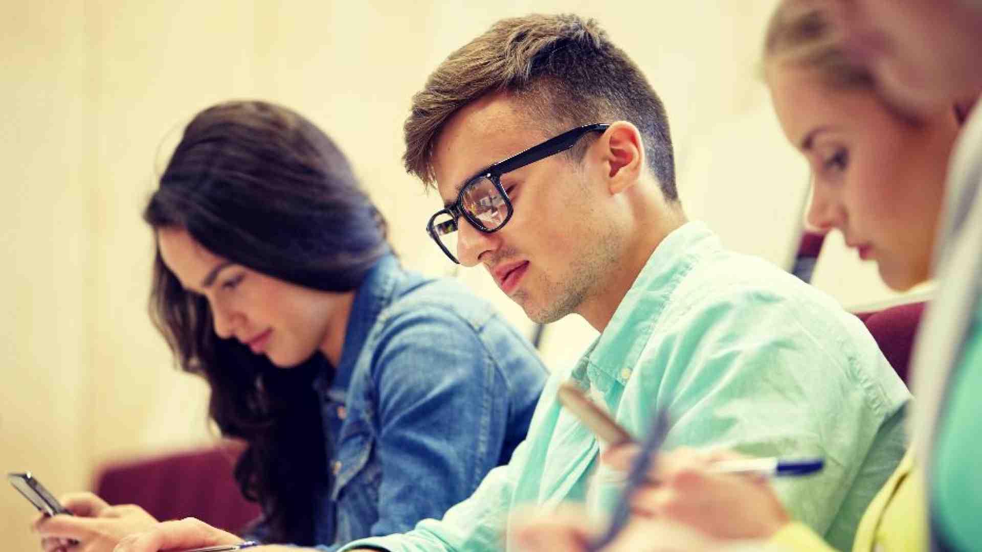 Oltre gli schermi nel tempo delle solitudini connesse