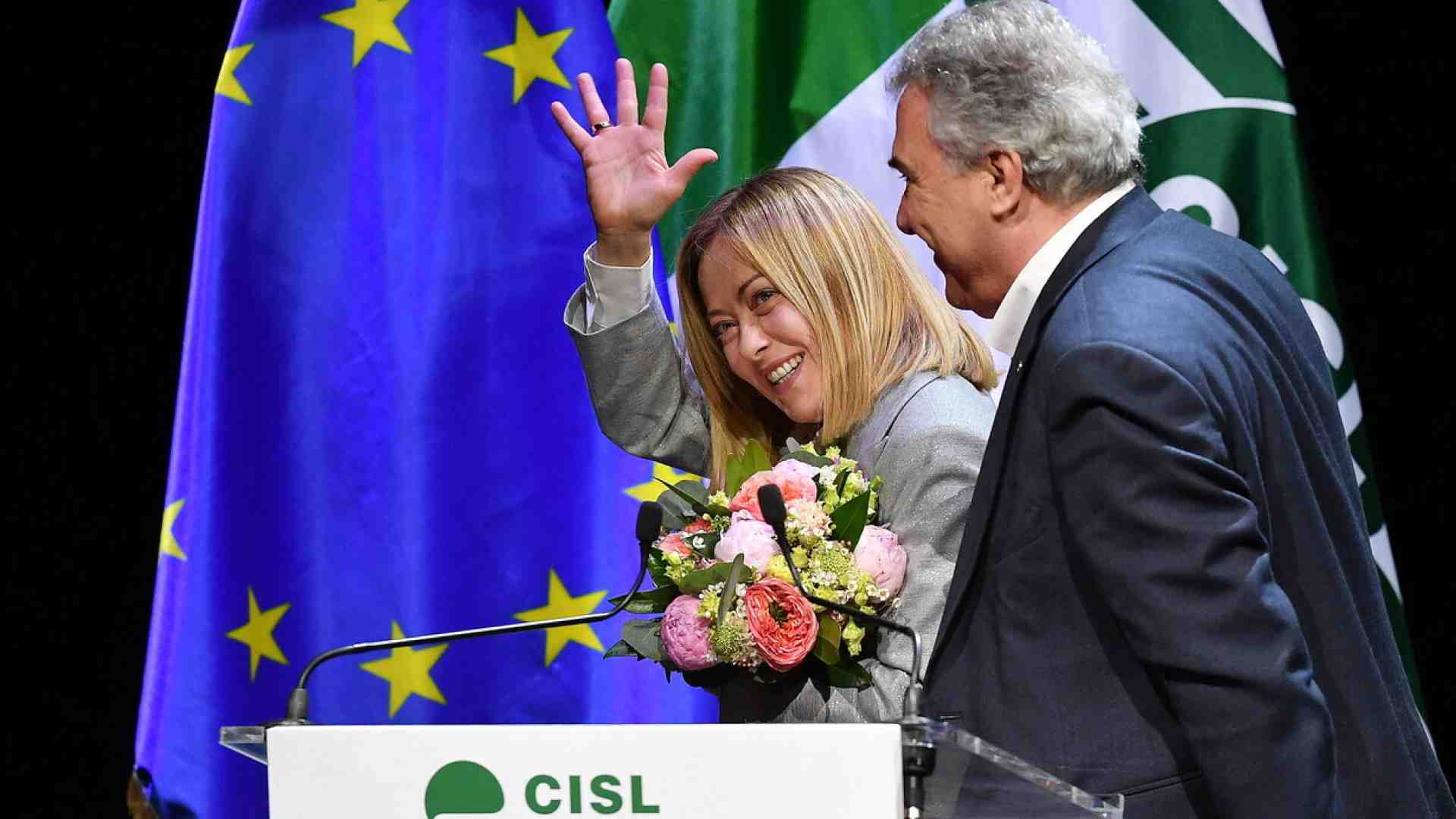 Meloni alza la Sbarra: rompe la triplice e lancia l'Opa al centro. Tensioni in Cdm sugli ambasciatori, affondo di Giorgetti