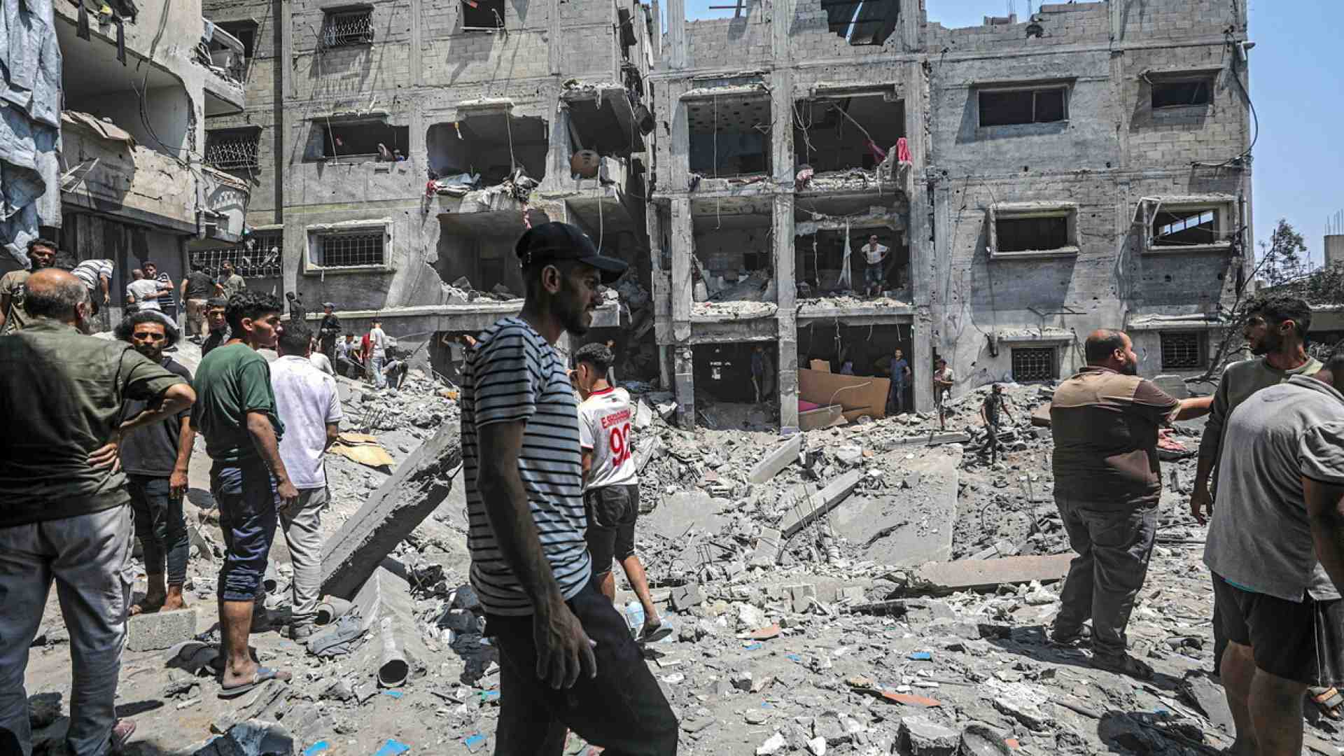 Israele, Hamas e il fottuto capitalismo. Confronto volterriano tra due libri