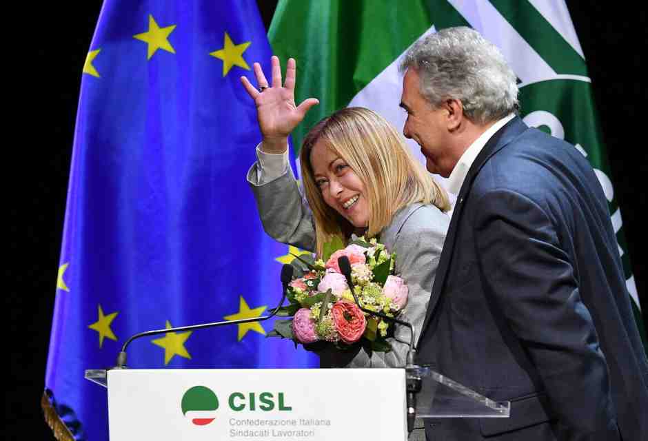 Meloni alza la Sbarra: rompe la triplice e lancia l'Opa al centro. Tensioni in Cdm sugli ambasciatori, affondo di Giorgetti