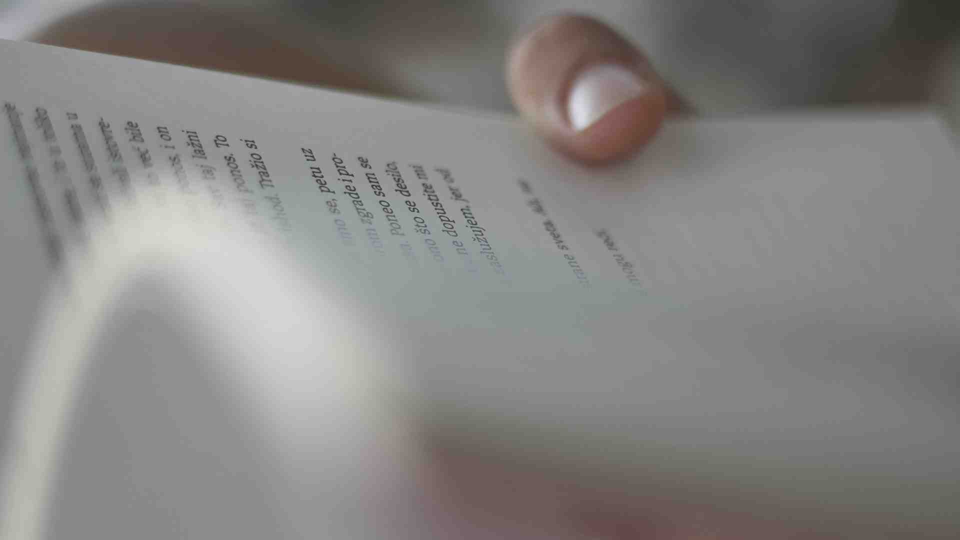 Le acrobazie in versi di Domenico Segna, tra l’intimo e l’universale