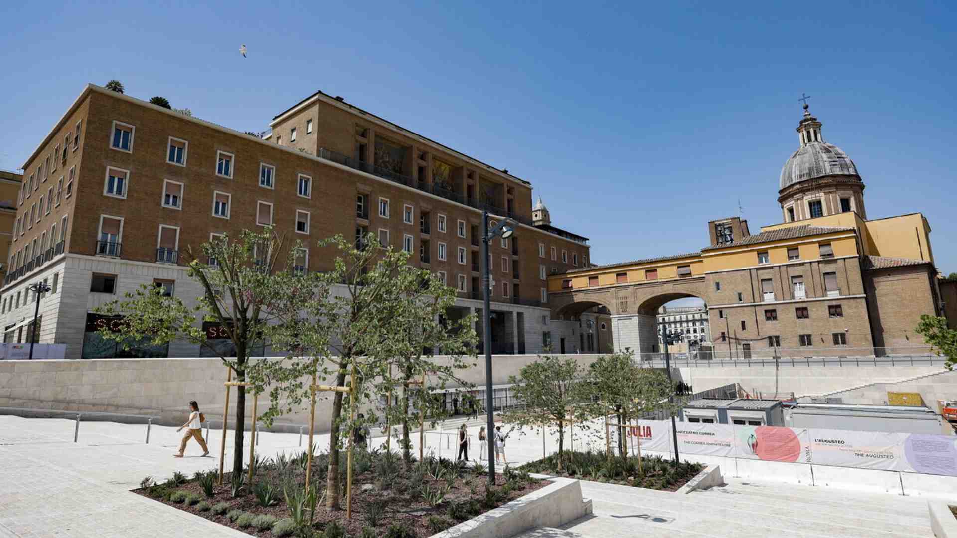 Augusto imperatore, recensione della piazza appena rifatta e inaugurata. Manca ancora il Mausoleo
