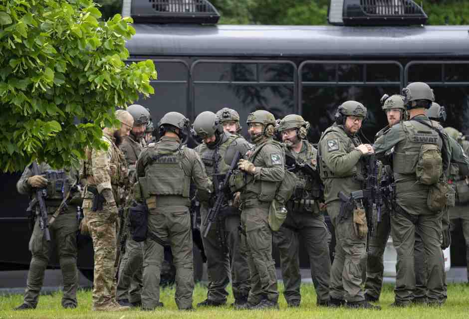 Spari a Minneapolis: un uomo vestito da poliziotto uccide una deputata democratica