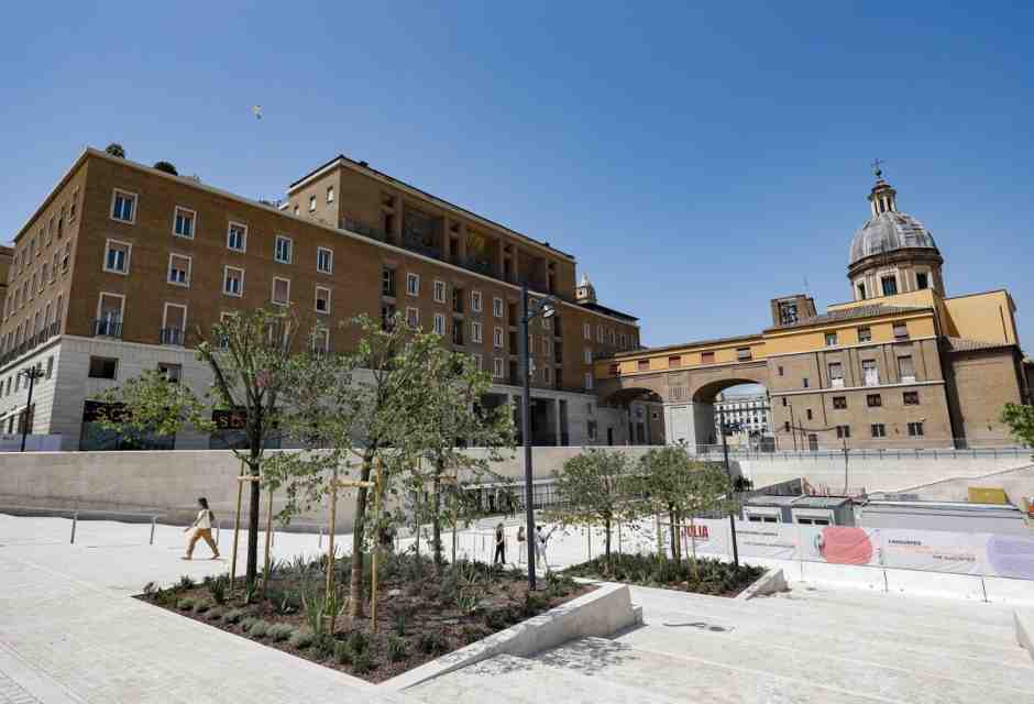 Augusto imperatore, recensione della piazza appena rifatta e inaugurata. Manca ancora il Mausoleo