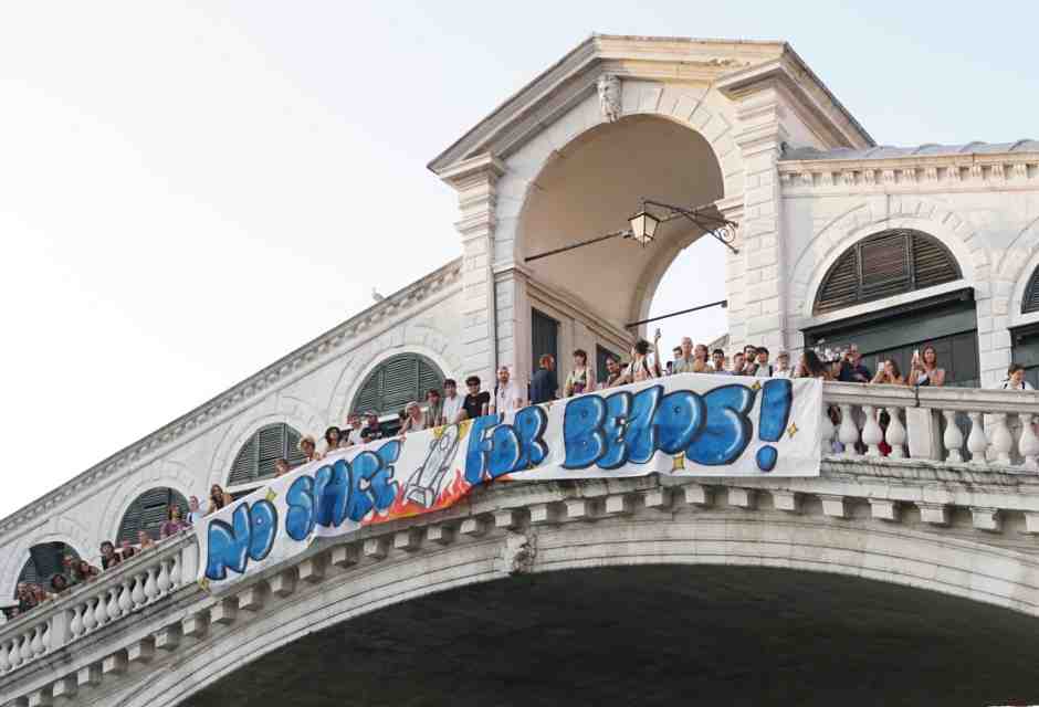 Jeff Bezos si sposa a Venezia e l’Anpi annuncia proteste. L’antifascismo nuziale