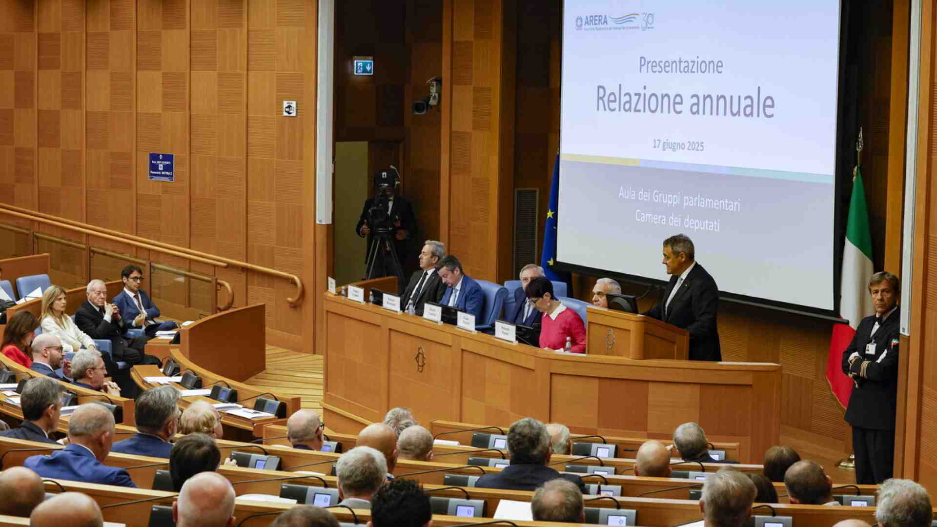 La concorrenza fa bene, l’interventismo dei politici non tanto. I numeri di Arera