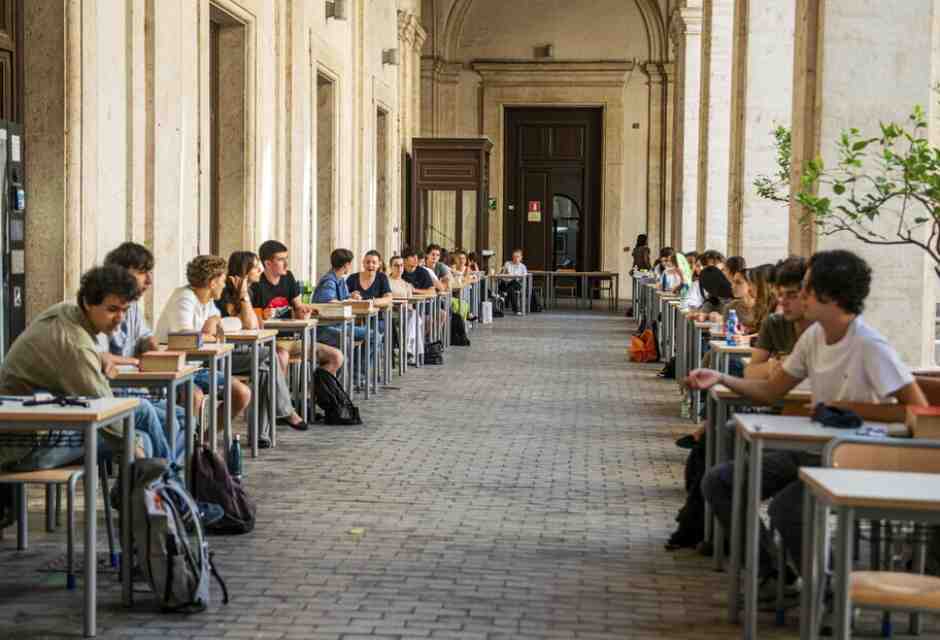 Le banalissime tracce della maturità sembrano fatte da ChatGPT, quello gratis