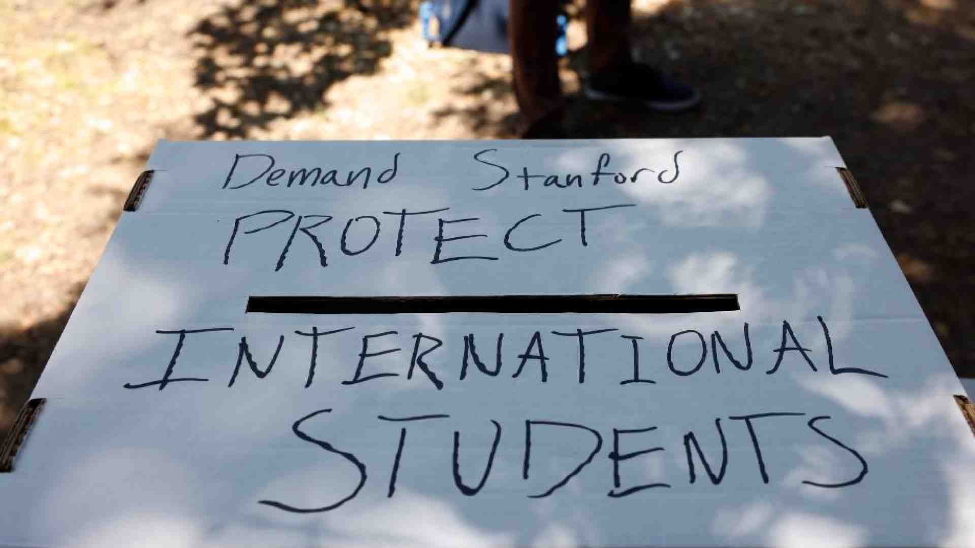 Chi richiede un visto per studenti dovrà rendere pubblici i propri social