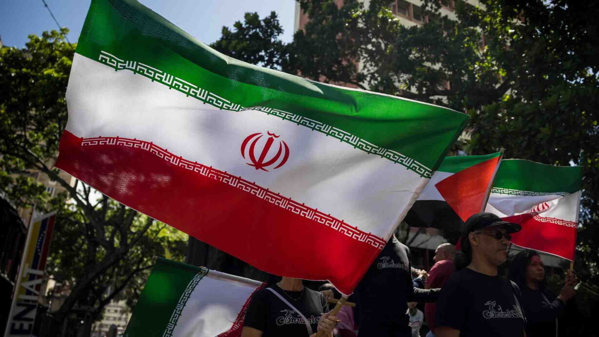 La sinistra e l’Iran visto dal divano, un vecchio amore che ritorna