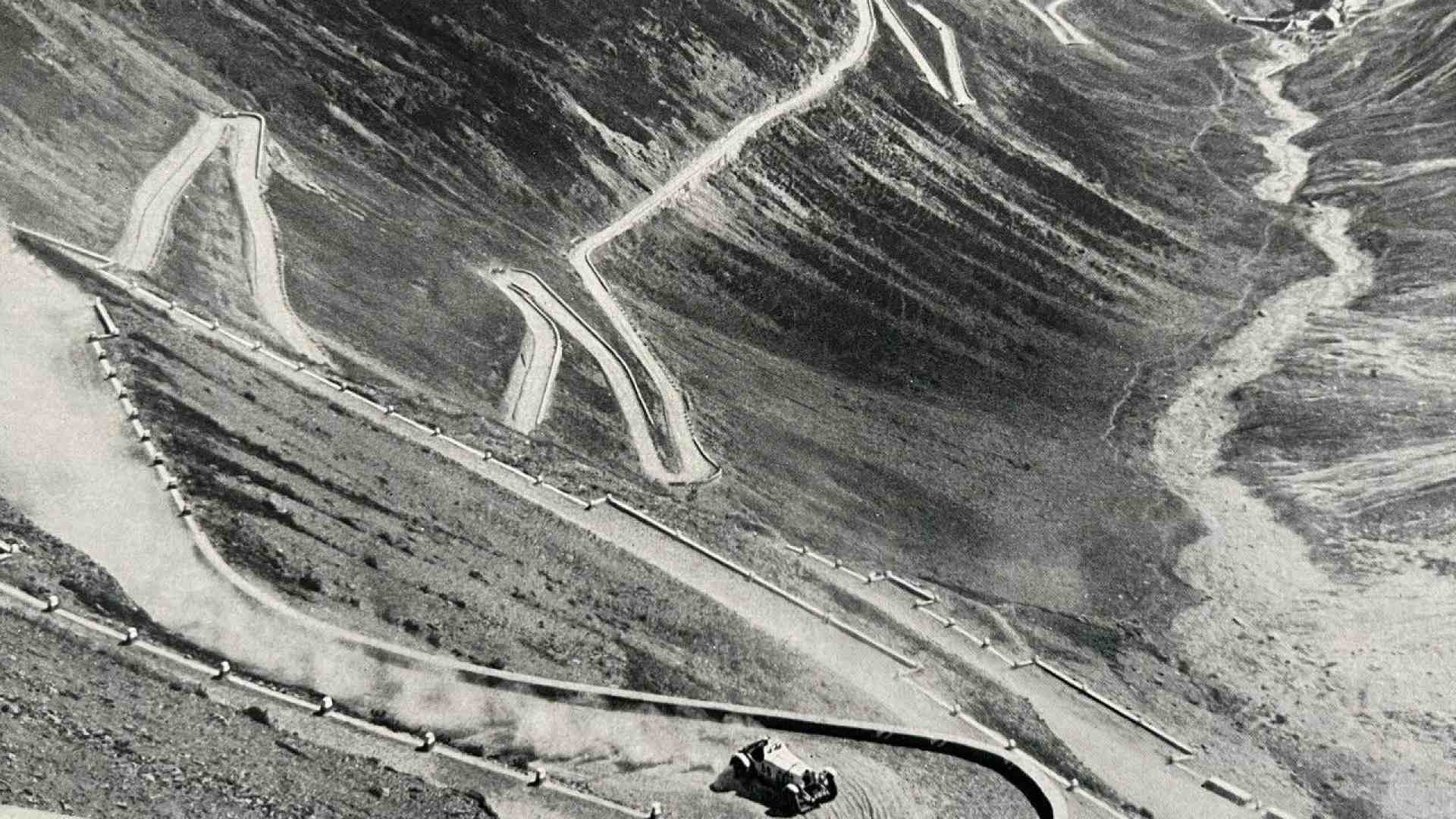 La Strada dello Stelvio ha 200 anni: bici, auto e moto d'epoca la festeggiano