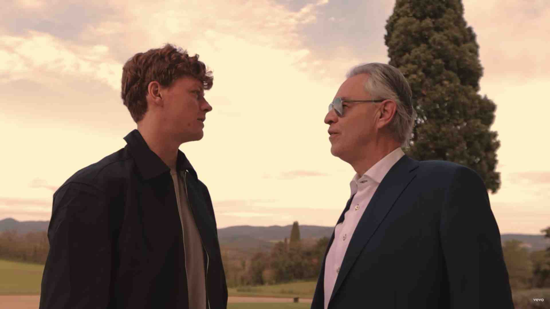 Dell’esperimento canoro del duo Bocelli-Sinner restano solo polvere e noia