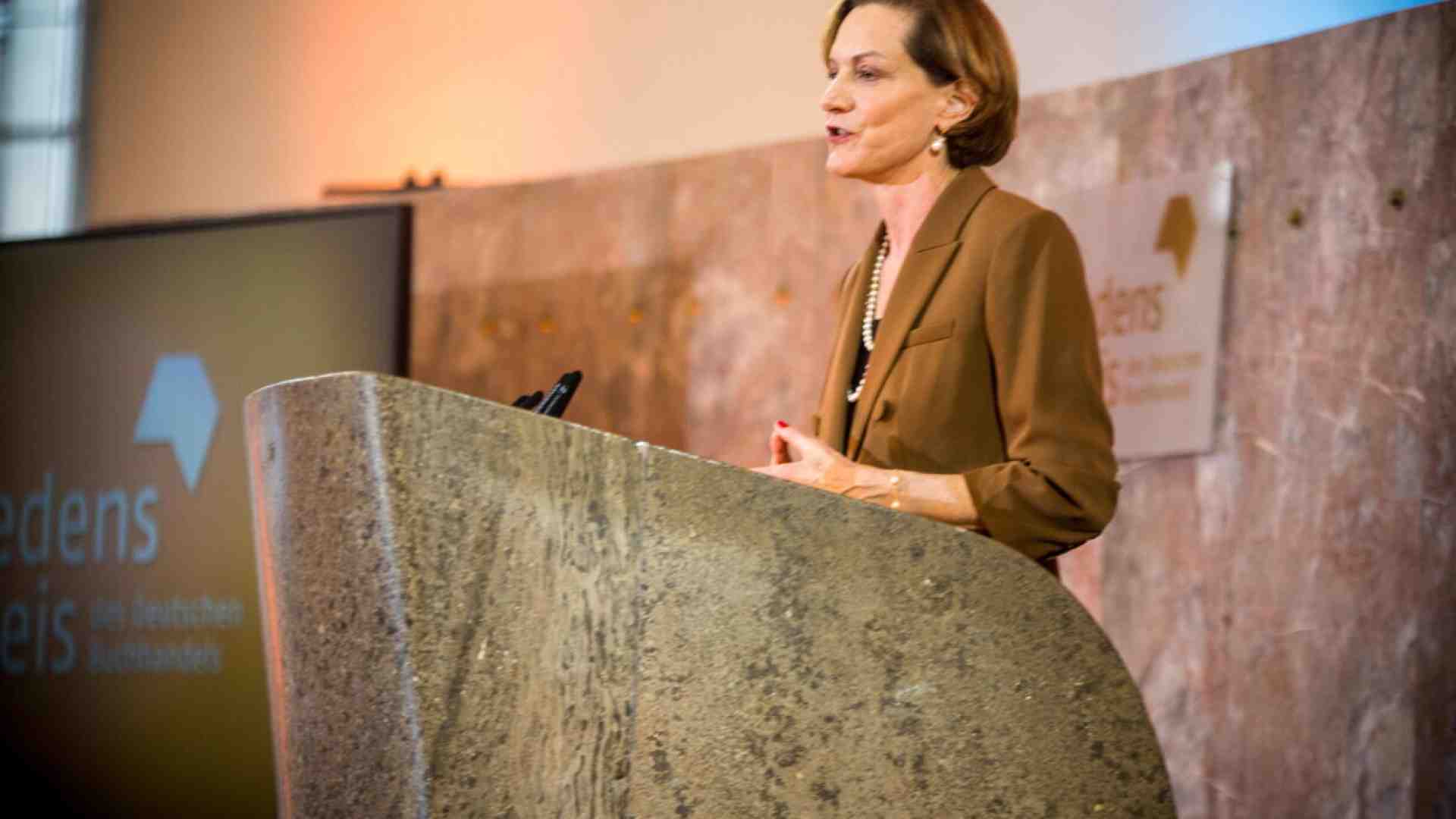 Al tramonto è la nostra idea di occidente. Conversazione con Anne Applebaum
