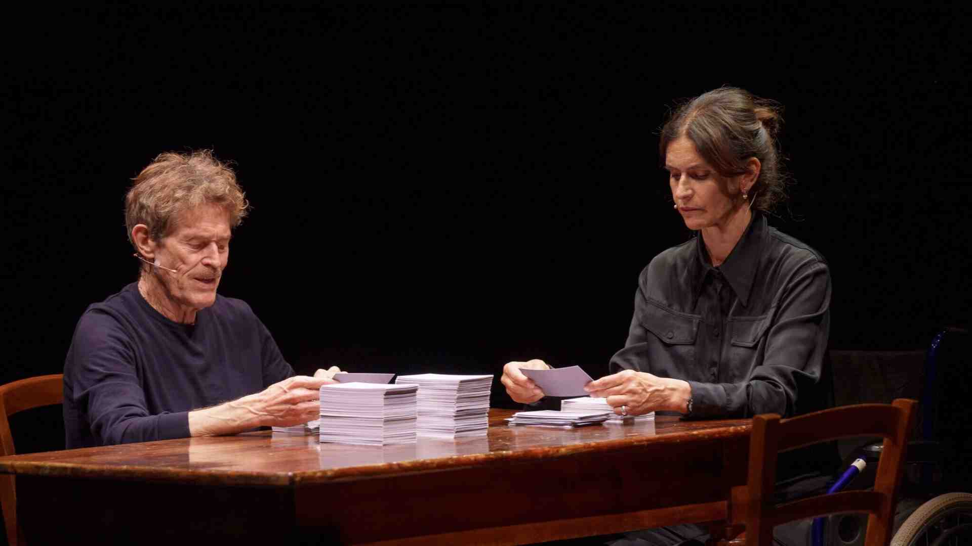 Cosa significa stare sul palco per Willem Dafoe, che ora dirige la sua Biennale. Intervista