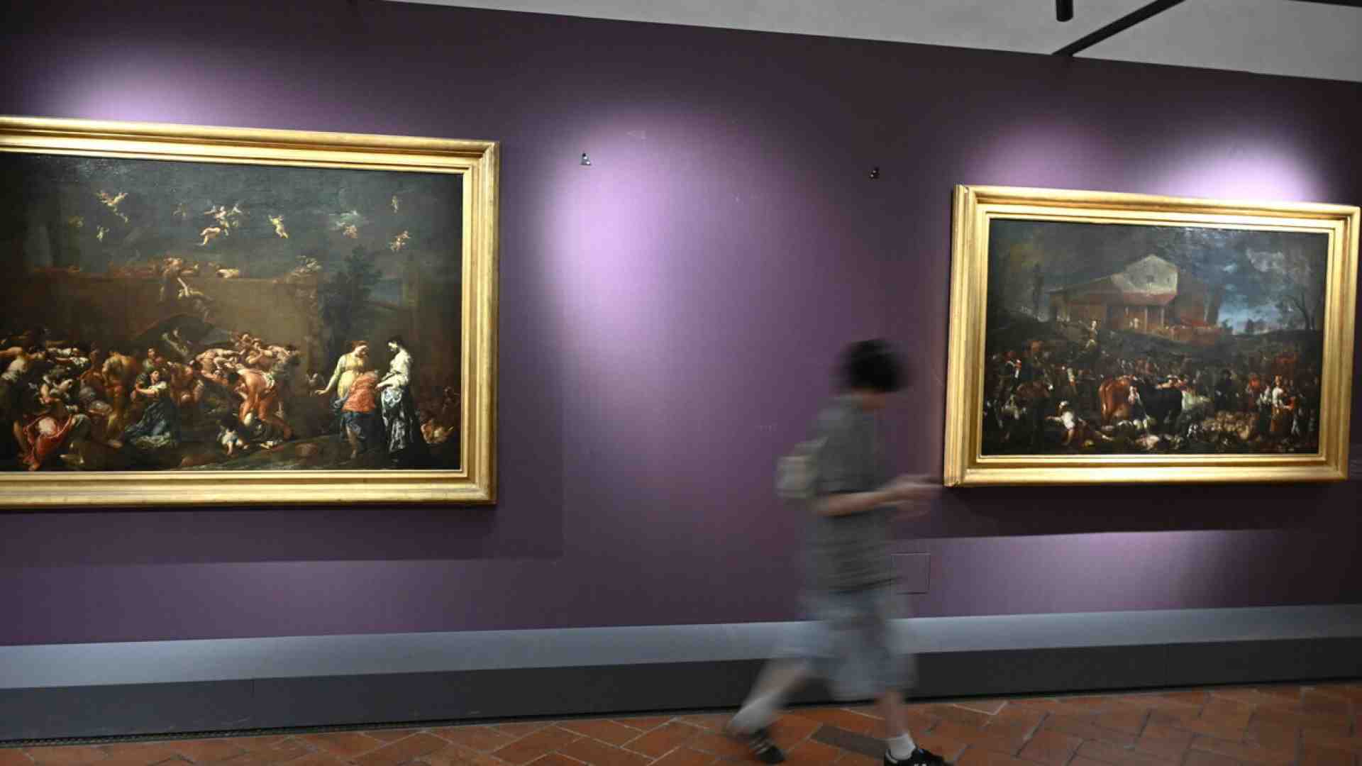 Cosa dice di noi il turista inciampato per scattarsi una foto davanti a un quadro agli Uffizi