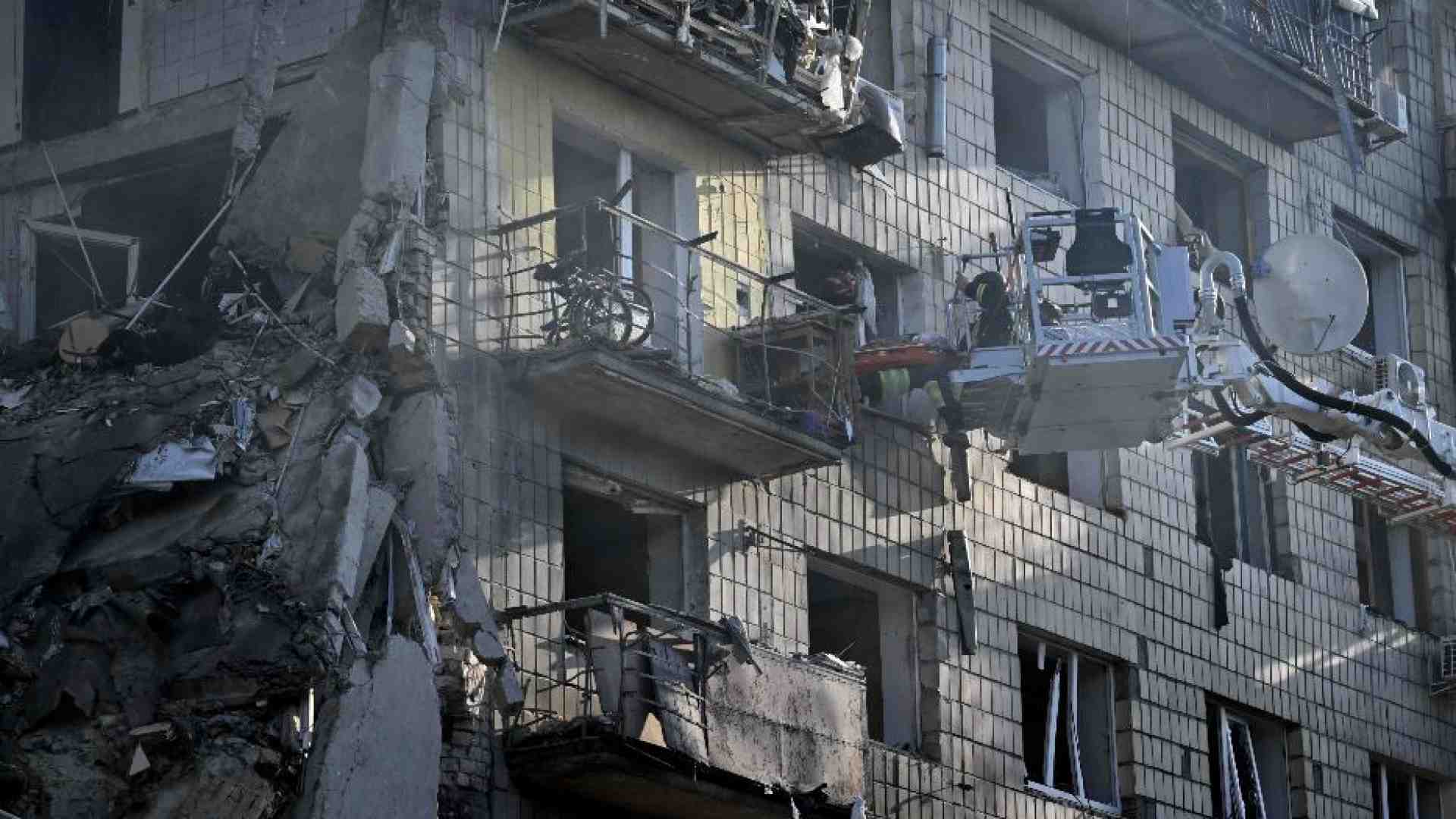 Ricostruiamo una casa per tutti nel mondo che sta finendo in pezzi