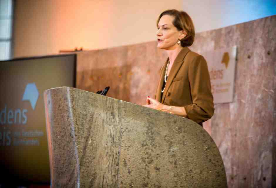 Al tramonto è la nostra idea di occidente. Conversazione con Anne Applebaum