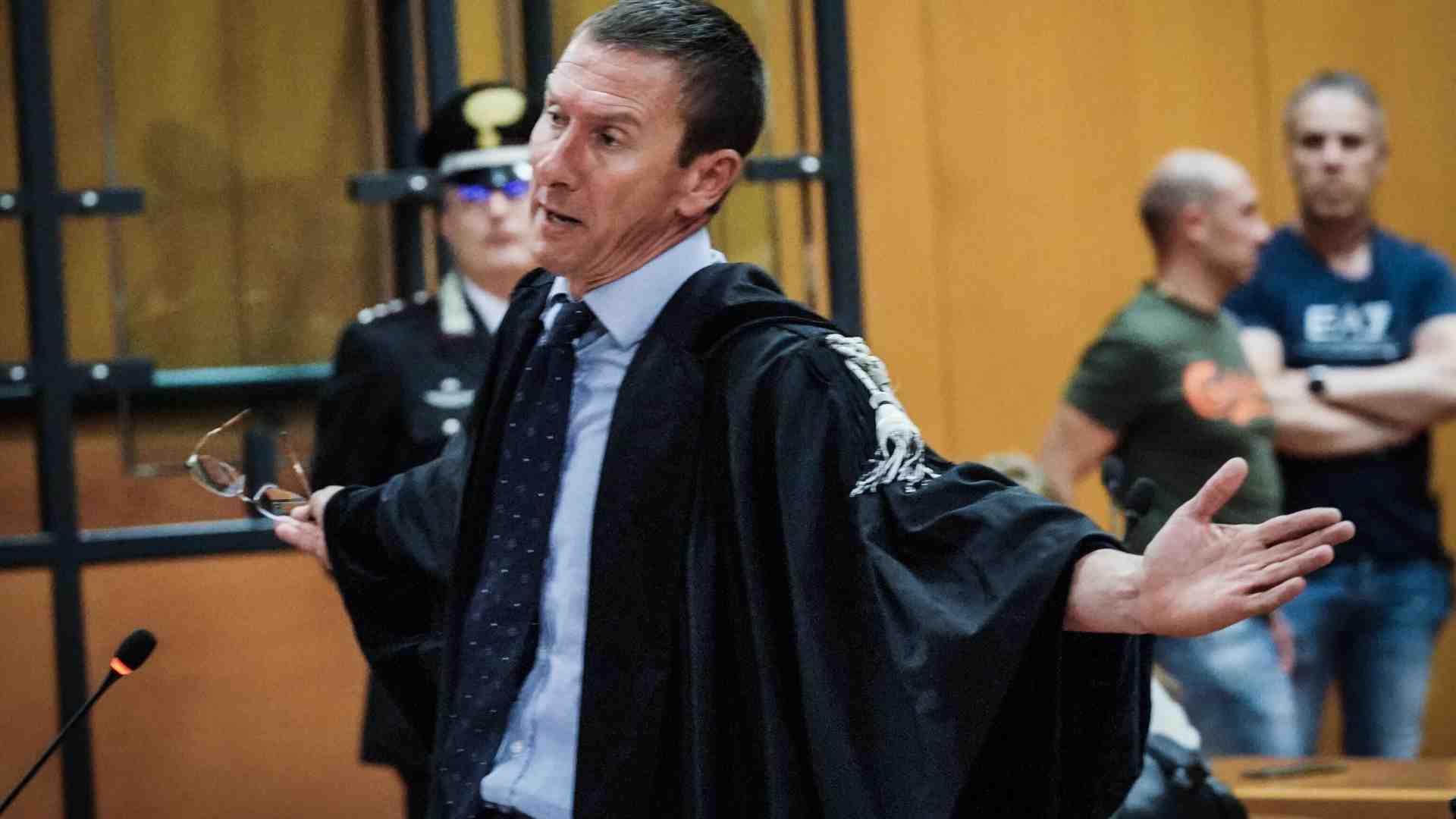 I legali di Cospito segnalati per aver baciato sulle guance l'assistito