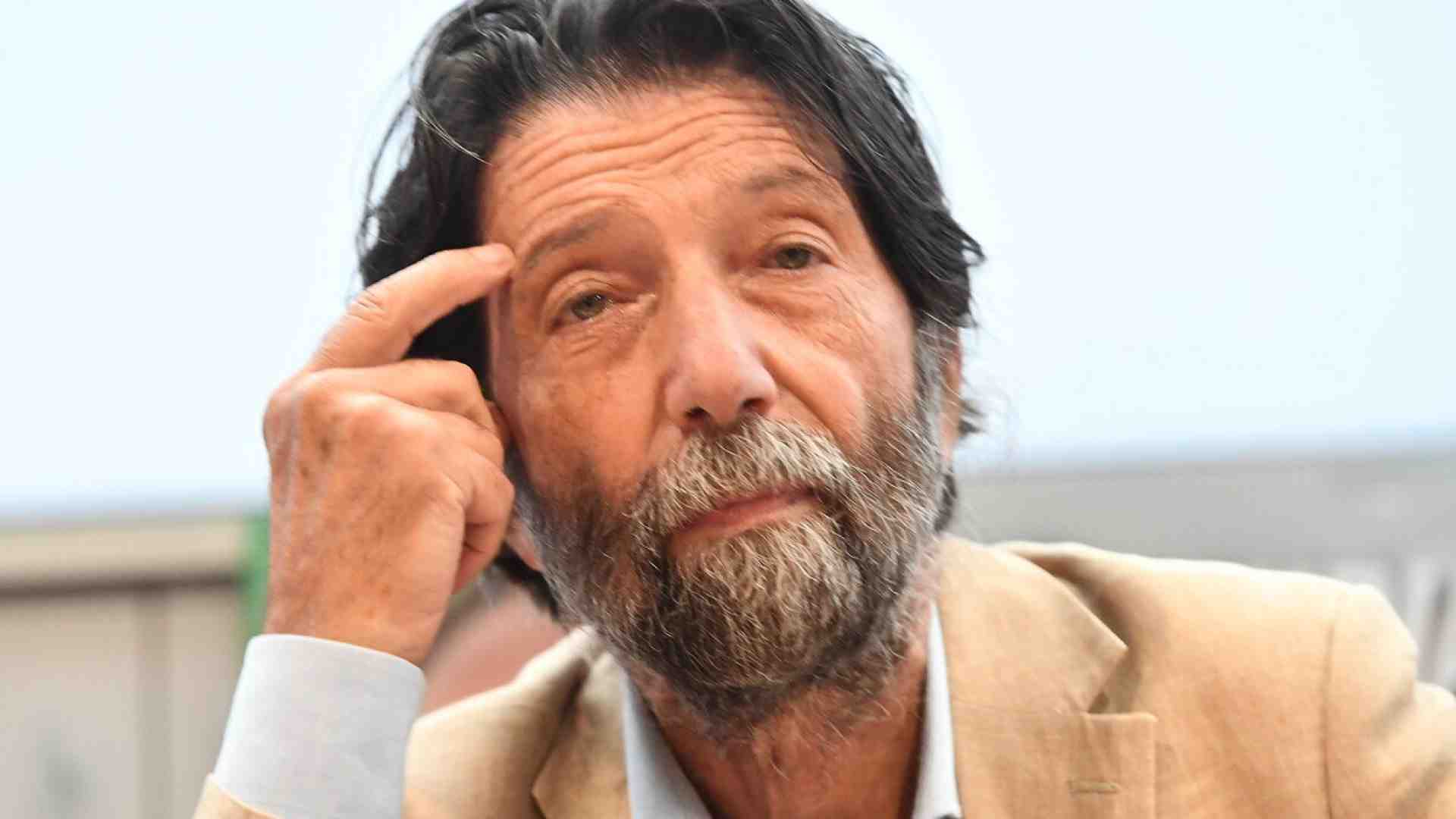 Casa Cacciari. Tommaso contro lo zio: "A Massimo non frega niente di Bezos"