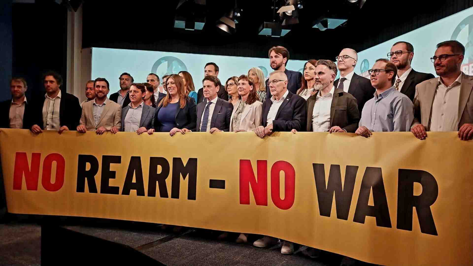 Conte all’Aia: “Nasce l’internazionale della pace”. Contro l’Ue ma non contro Putin