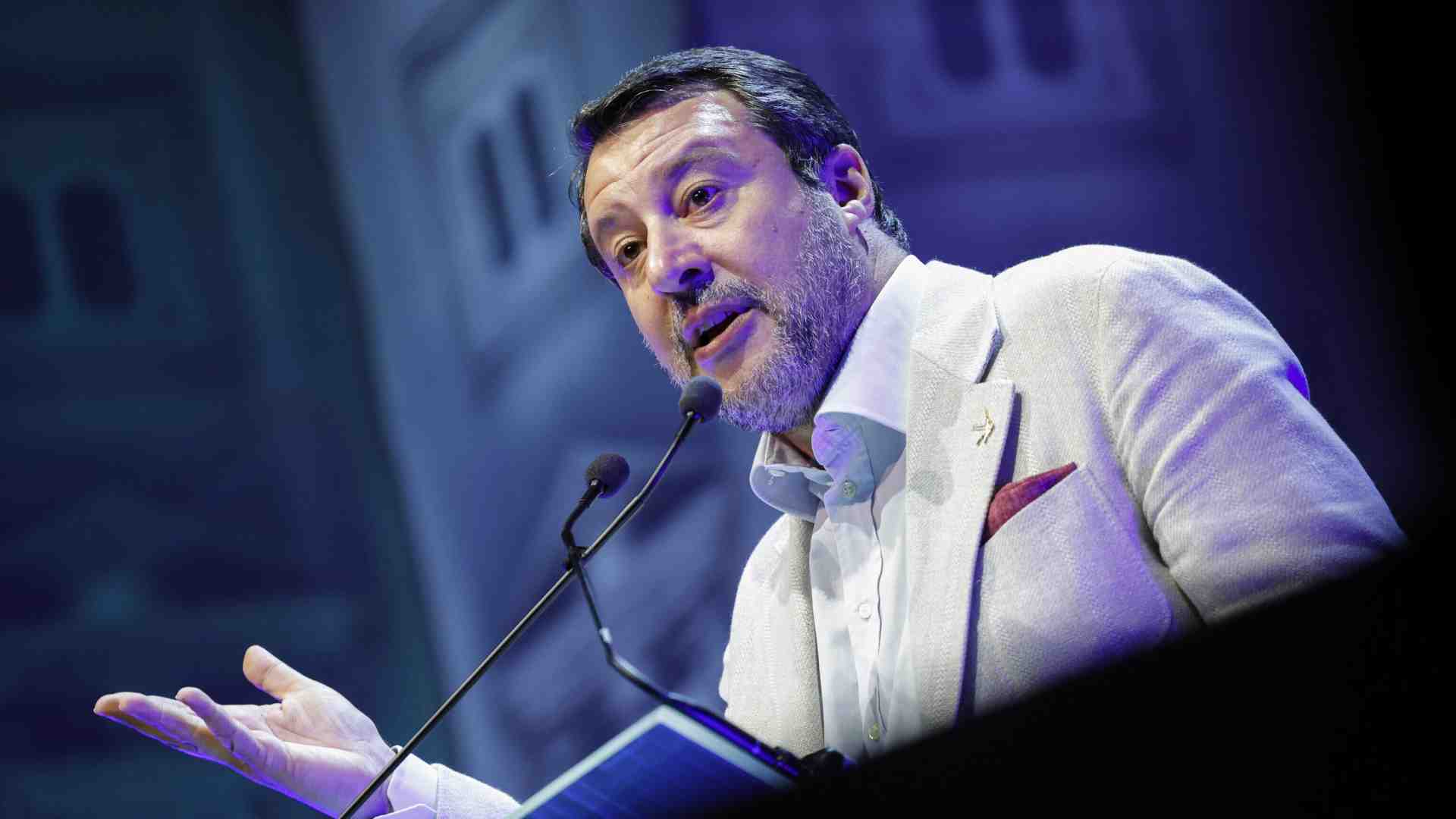 Salvini trova un compromesso con i costruttori. Storia di una pace