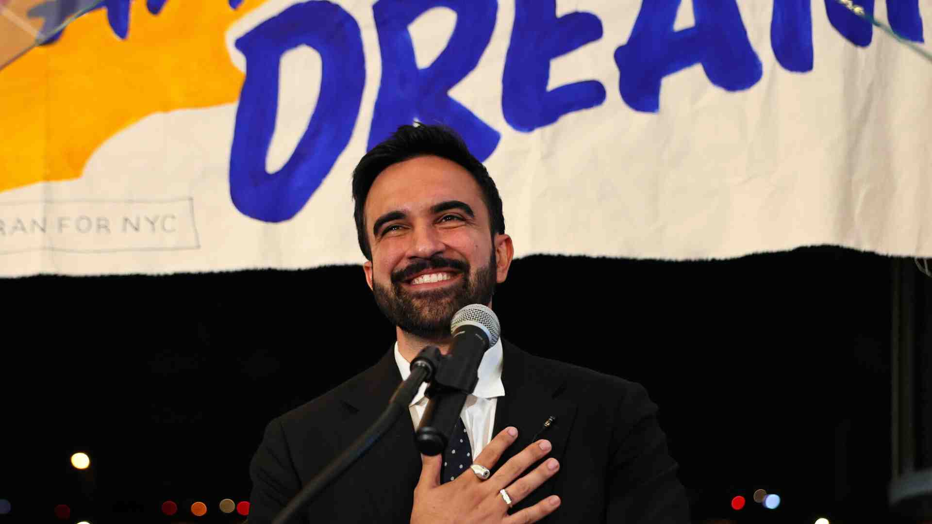 Zohran Mamdani, il dem che vuole “abolire il costo della vita” conquista New York