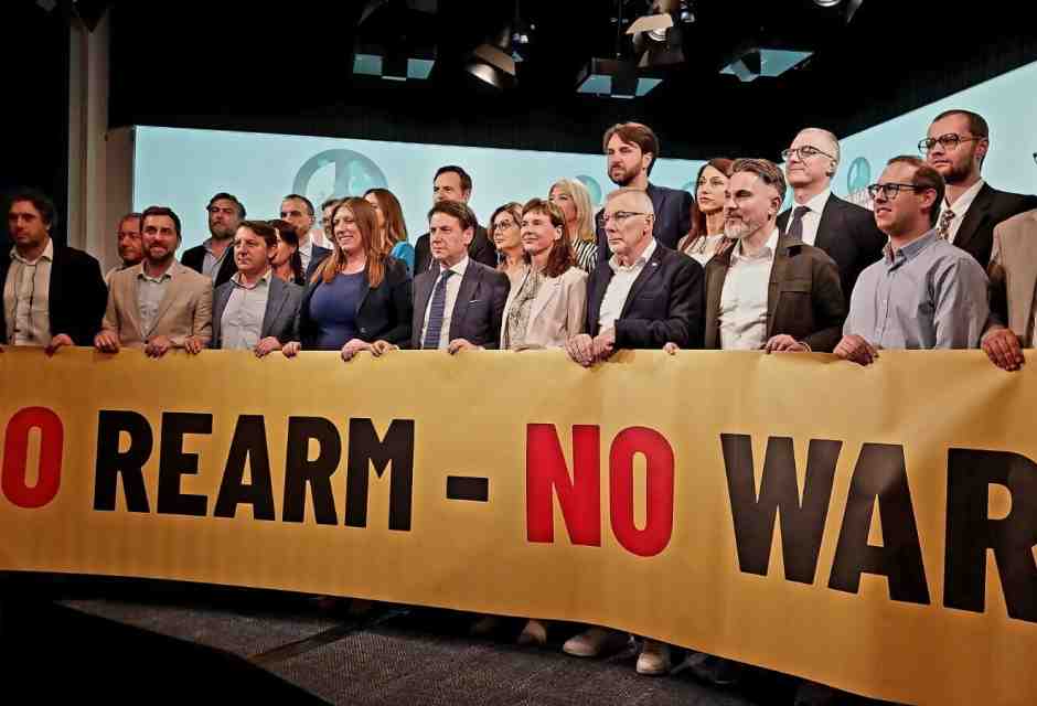 Conte all’Aia: “Nasce l’internazionale della pace”. Contro l’Ue ma non contro Putin