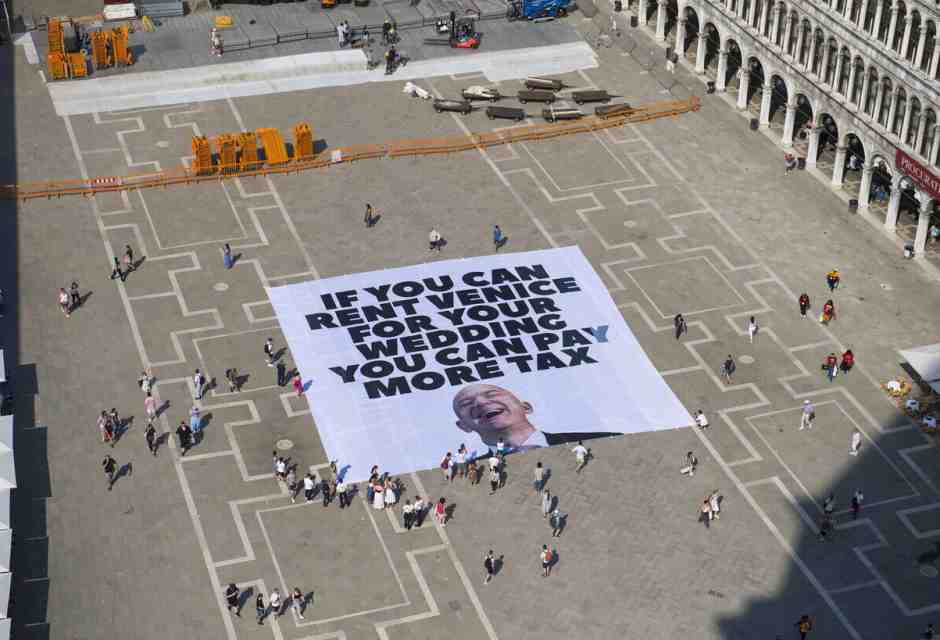Chiedere a Bezos di pagare più tasse per sposarsi a Venezia è qualcosa di sadico