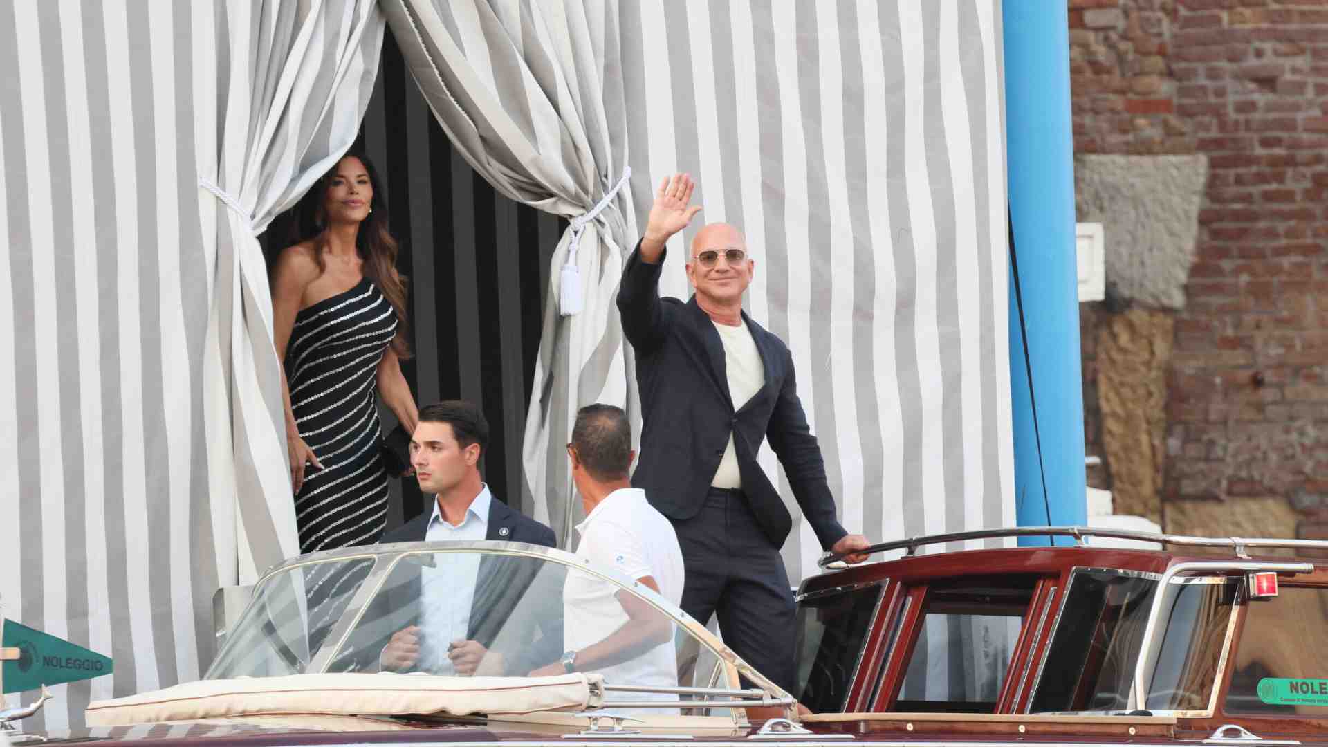 Il circoletto antifa e anticapitalista che contesta Bezos ha un problema non con Amazon ma con la libertà