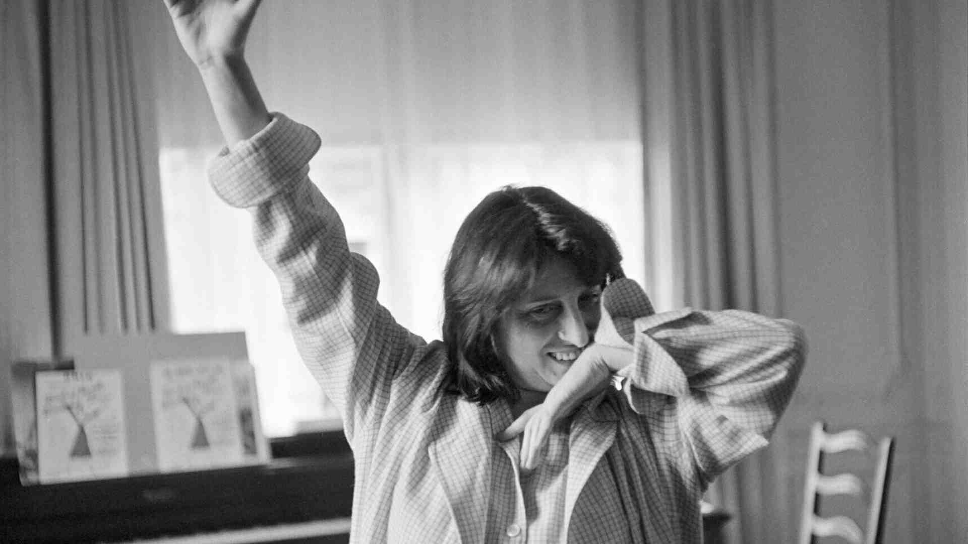 In Italia la storia si ripete sempre due volte: prima come sketch comico e poi come biopic