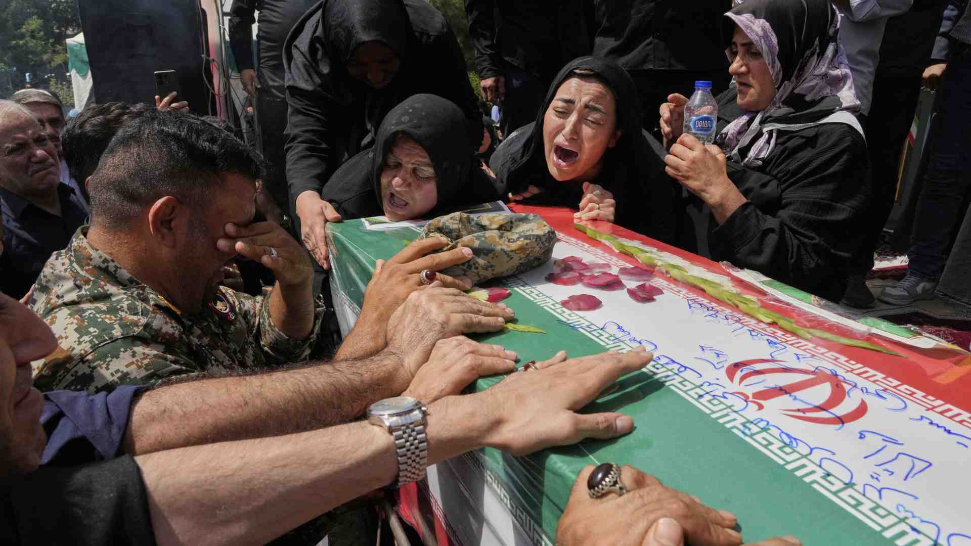 Il regime iraniano seppellisce i suoi morti tra sospetti e complotti