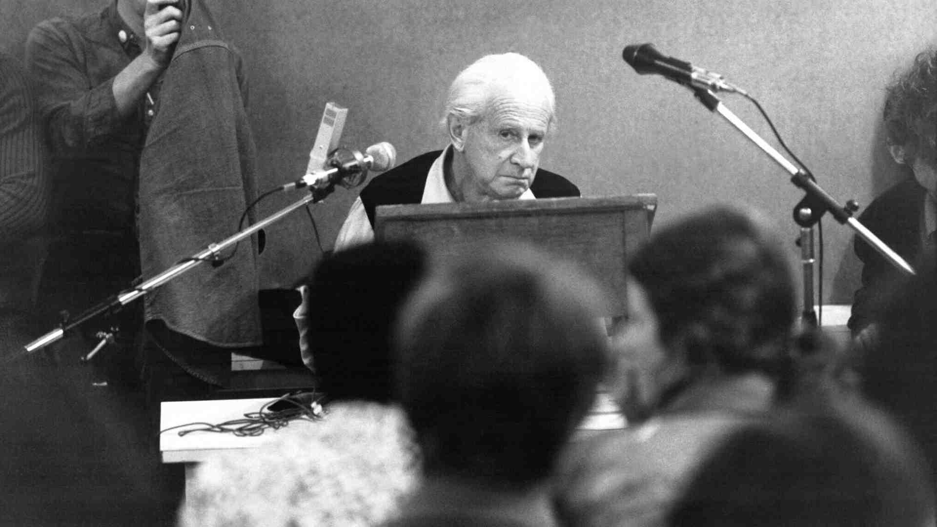 Il Novecento con i suoi fantasmi e un presente incapace di nostalgie